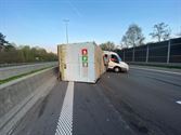 Aanhangwagen gekanteld op snelweg