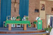 Bisschop draagt eucharistie op in kerk Lindeman