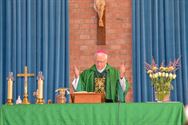 Bisschop draagt eucharistie op in kerk Lindeman