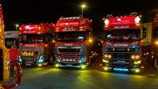 Prachtige truckshow in het donker
