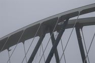 Voorbereidingen aan de brug in de mist