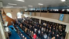 Moslims bidden massaal en zamelen € 30.000 in