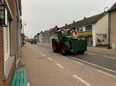 Lange tractorkaravaan van protesterende boeren