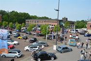 Dropped 2023: Marktplein overrompeld door auto's