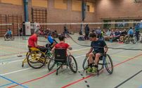 Spektakel in rolstoel- en zitbadminton