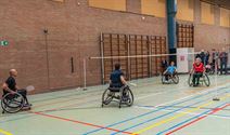 Spektakel in rolstoel- en zitbadminton