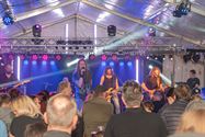 Volle tent voor Covers on the Rocks