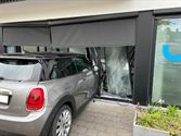 Auto rijdt binnen bij tandarts, enorme ravage