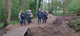 Een vroege ochtendwandeling over het vlonderpad