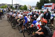 Jonge renners fietsen over deel EK-parcours