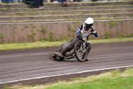 Loodzware speedwayraces op geteisterde baan