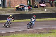 Loodzware speedwayraces op geteisterde baan