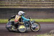 Loodzware speedwayraces op geteisterde baan