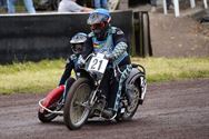 Loodzware speedwayraces op geteisterde baan