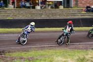 Loodzware speedwayraces op geteisterde baan