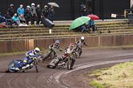 Loodzware speedwayraces op geteisterde baan