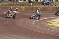 Loodzware speedwayraces op geteisterde baan