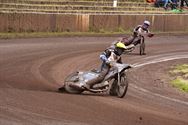 Loodzware speedwayraces op geteisterde baan