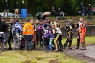 Loodzware speedwayraces op geteisterde baan