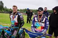 Loodzware speedwayraces op geteisterde baan