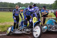 Loodzware speedwayraces op geteisterde baan