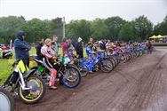 Loodzware speedwayraces op geteisterde baan