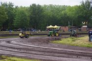 Loodzware speedwayraces op geteisterde baan