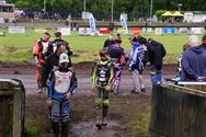 Loodzware speedwayraces op geteisterde baan