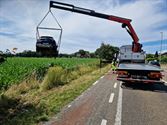 Auto belandt in het maïsveld