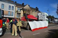 Fietser sterft onder vrachtwagen in de Brugstraat