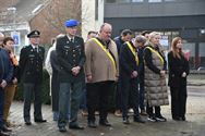 Bloemenhulde en doedelzak aan monument in Zolder