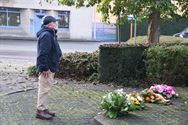 Bloemenhulde en doedelzak aan monument in Zolder