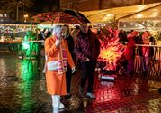 Sfeer ondanks de regen op Heusdense kerstmarkt