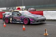 Drifters en Drag Racers met kerstbomen op het dak