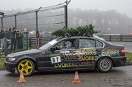 Drifters en Drag Racers met kerstbomen op het dak