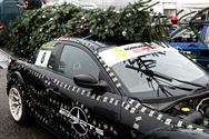 Drifters en Drag Racers met kerstbomen op het dak