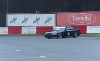 Drifters en Drag Racers met kerstbomen op het dak