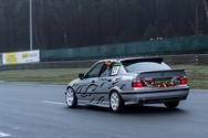 Drifters en Drag Racers met kerstbomen op het dak