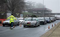 Drifters en Drag Racers met kerstbomen op het dak