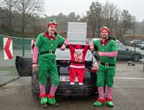 Drifters en Drag Racers met kerstbomen op het dak