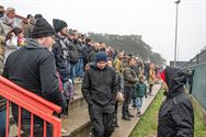 Drifters en Drag Racers met kerstbomen op het dak