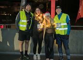 Een pak lopers en wandelaars op het circuit