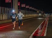 Een pak lopers en wandelaars op het circuit