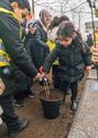 Bloemen uit afvalmateriaal tegen sluikstorten