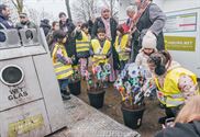 Bloemen uit afvalmateriaal tegen sluikstorten