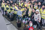 Bloemen uit afvalmateriaal tegen sluikstorten