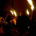 Honderden jongeren met fakkels door Boekt