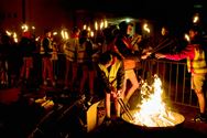 Honderden jongeren met fakkels door Boekt