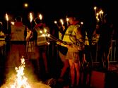 Honderden jongeren met fakkels door Boekt