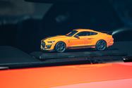 Een pak volk en auto's op eerste dag Mustang Fever